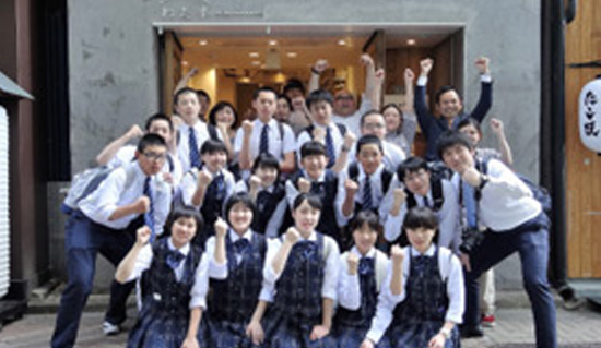 Junior high school students from Minamisanriku Town visiting Watasu Nihonbashi