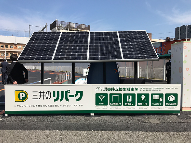 「『三井のリパーク』みなとまち新潟駐車場」のハイブリッドソーラーシステムの太陽光発電パネル