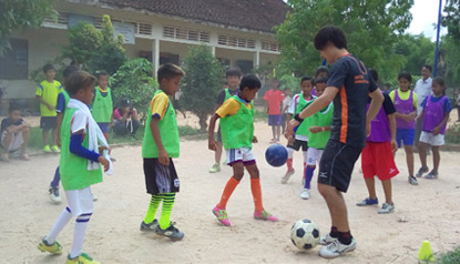 カンボジアで行われたサッカークリニック